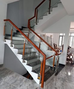 Cầu thang kính tay vịn vuông có trụ cái tròn