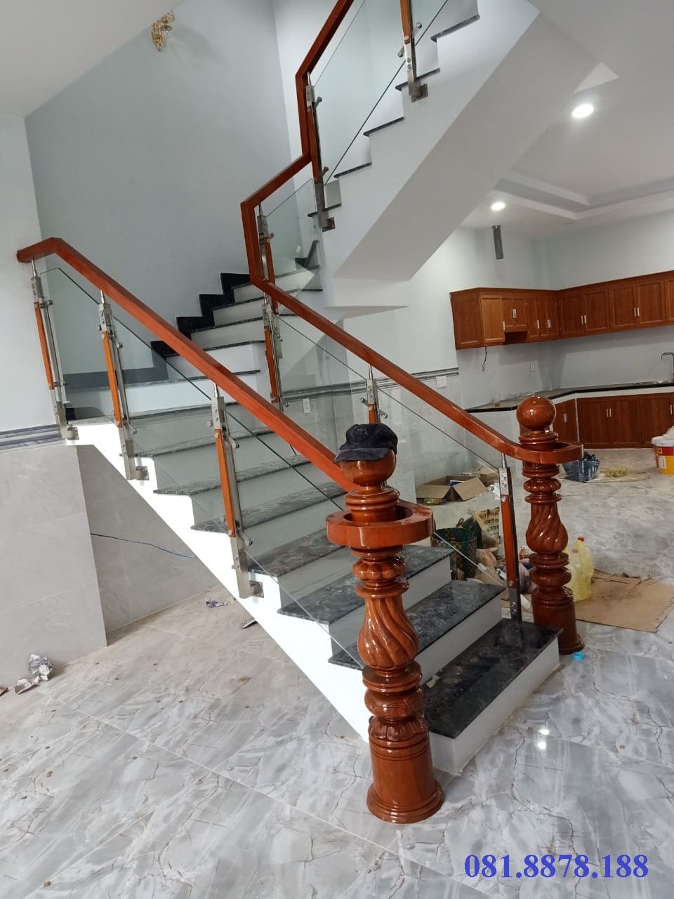 cầu thang kính tay vuông đi trụ cái