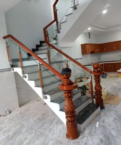 Cầu thang kính tay vịn vuông có trụ cái tròn