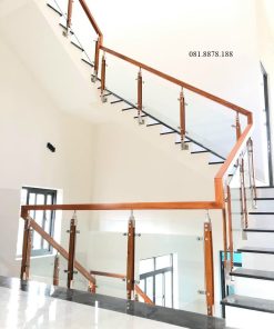 Cầu thang kính trụ gỗ inox 304