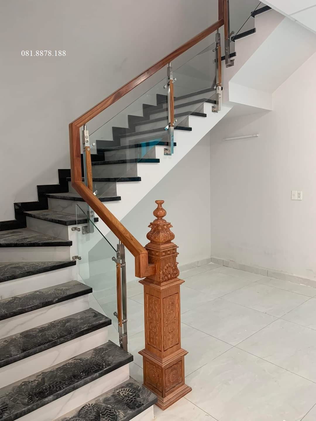 Cầu thang kính trụ dài tay vuông kết hợp trụ cái
