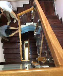 Cầu thang kính tay vịn gỗ sồi 1