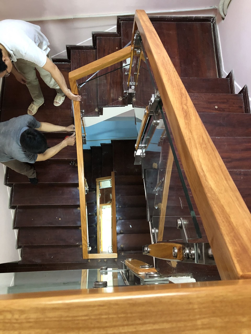 Cầu thang kính tay vịn gỗ sồi 1