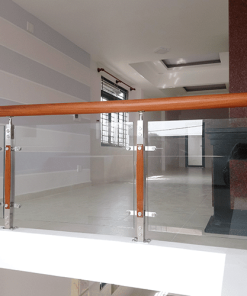 Cầu thang kính có trụ cái vuông