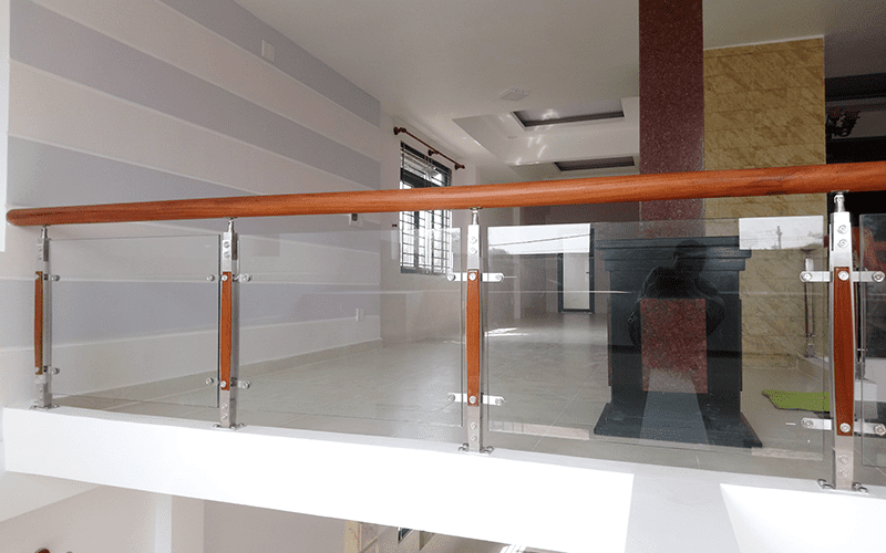 Cầu thang kính có trụ cái vuông
