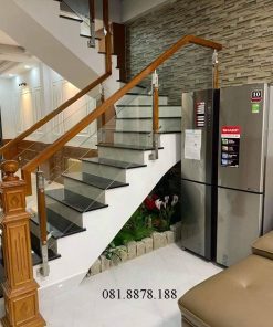 Cầu thang kính có trụ cái vuông