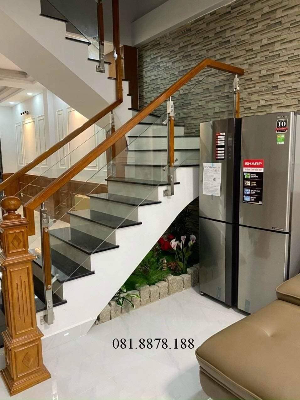 Cầu thang kính có trụ cái vuông