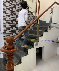 Cầu thang kính sử dụng trụ cái tròn trơn