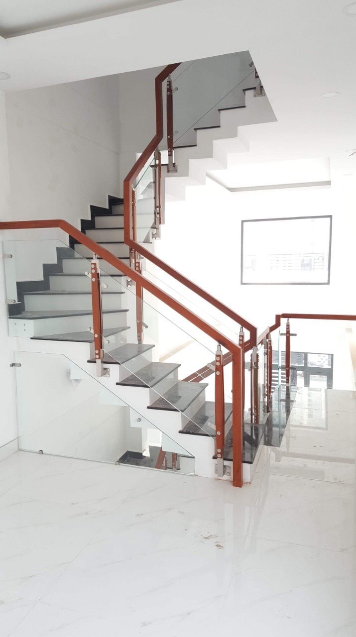 Cầu thang kính giá rẻ 1tr150