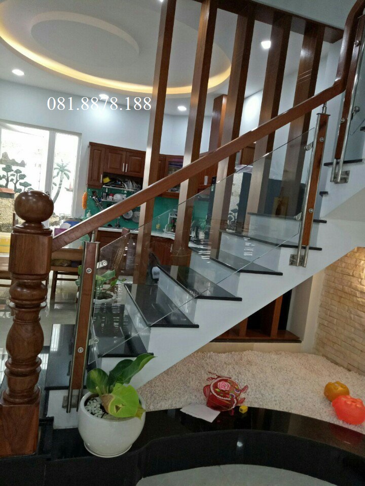 Cầu thang kính trụ lòng máng