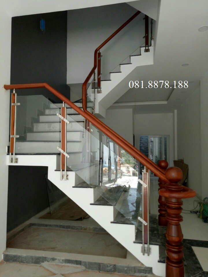 Cầu thang kính trụ lòng máng
