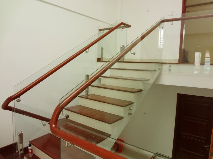 Cầu thang kính trụ lửng inox 304