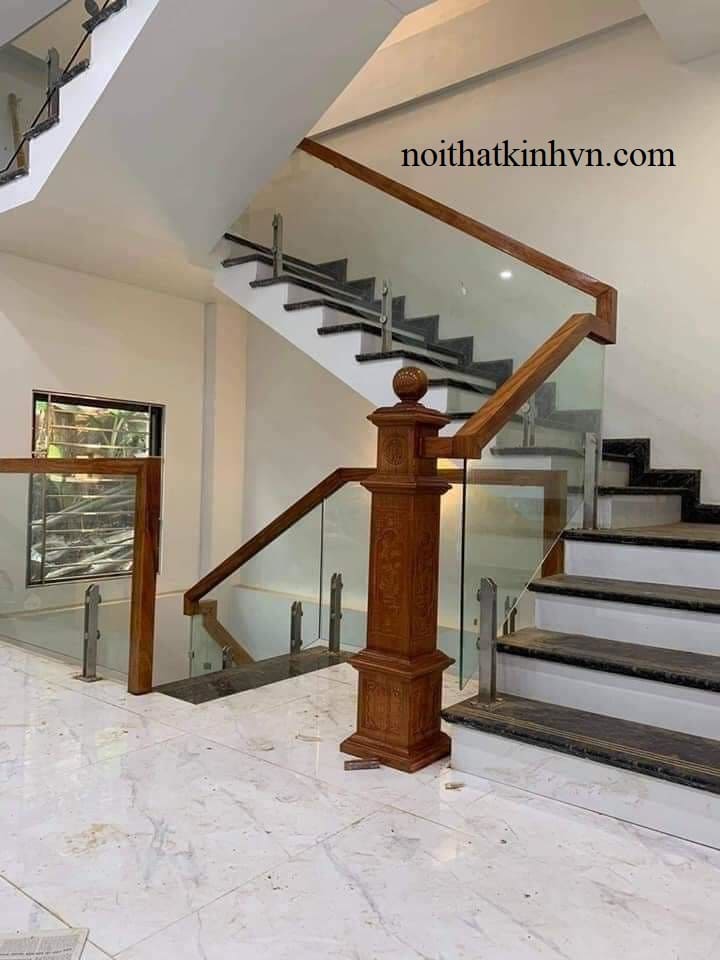 Cầu thang kính trụ lửng sử dụng trụ kép
