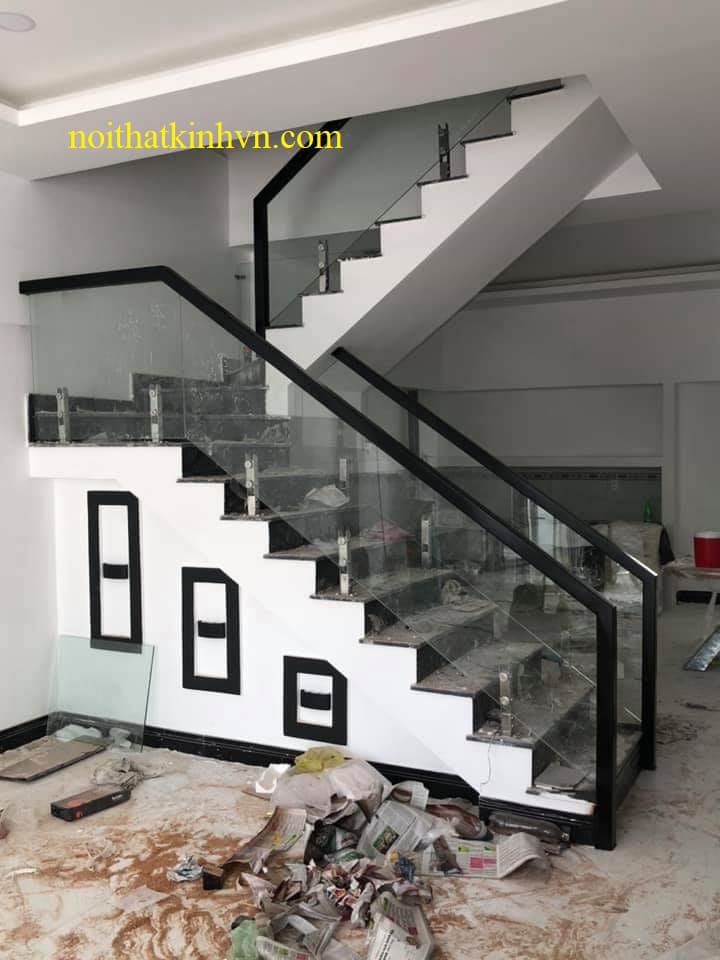 Cầu thang kính trụ lửng đế mặt