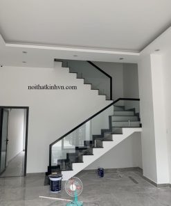 Cầu thang kính trụ lửng trụ tròn phi 38