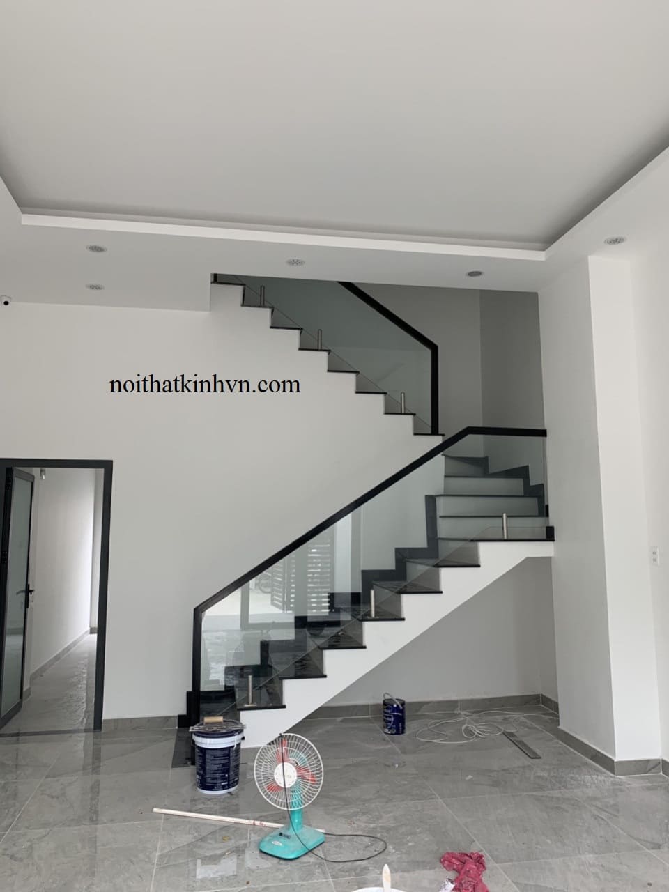 Cầu thang kính trụ lửng trụ tròn phi 38