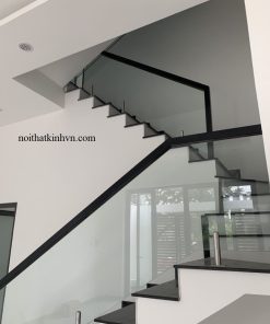 Cầu thang kính trụ lửng trụ tròn phi 38