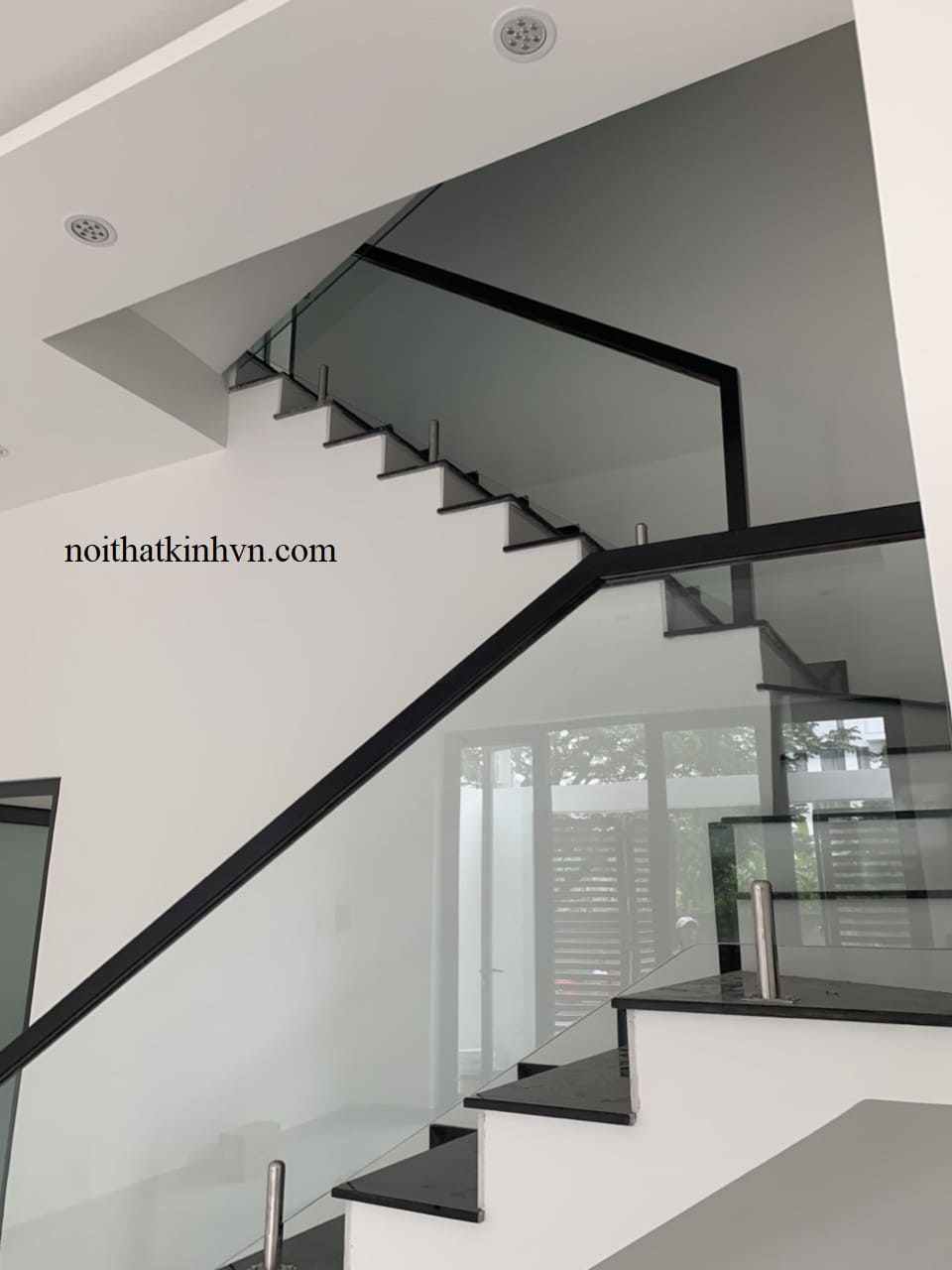 Cầu thang kính trụ lửng trụ tròn phi 38