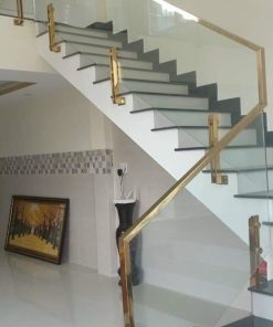 Cầu thang kính trụ lửng mạ vàng