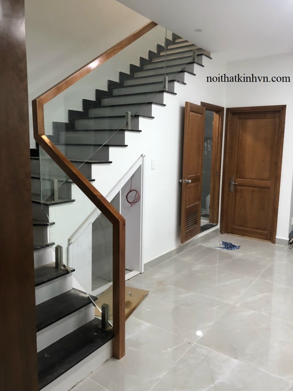 Cầu thang kính trụ ngàm