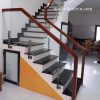 cầu thang kính trụ lửng để hông