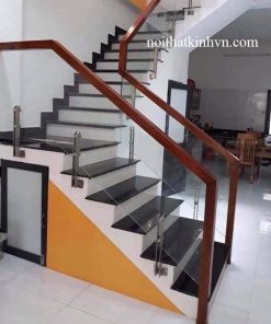 cầu thang kính trụ lửng để hông