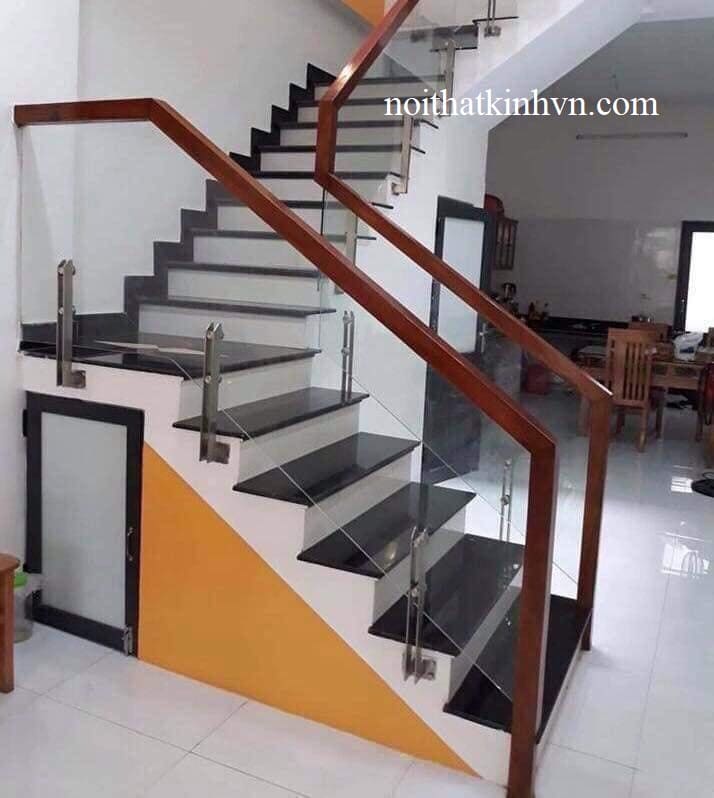 cầu thang kính trụ lửng để hông
