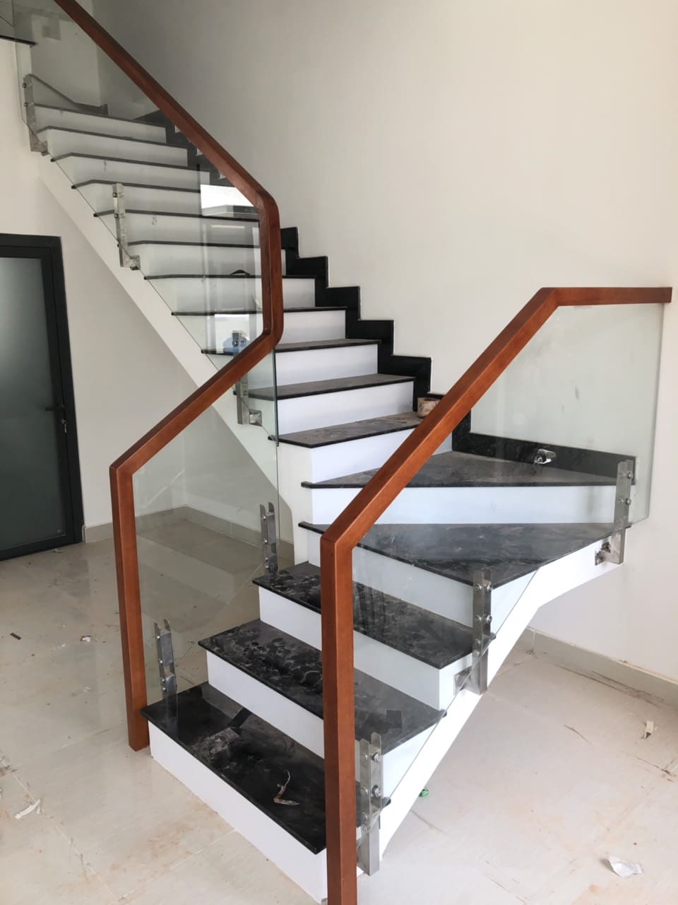 Cầu thang kính trụ lửng inox 304