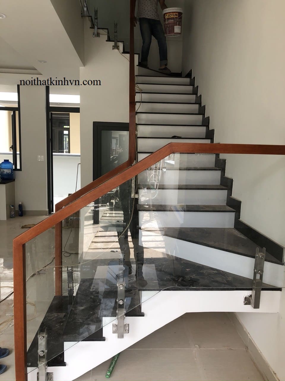 Cầu thang kính trụ lửng inox 304
