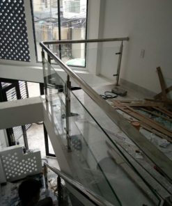 Cầu thang kính sử dụng trụ vuông 38