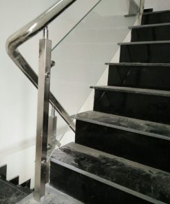 Cầu thang kính sử dụng trụ vuông 38