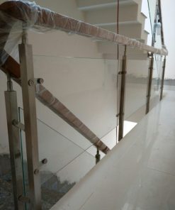 Cầu thang kính sử dụng trụ vuông 38