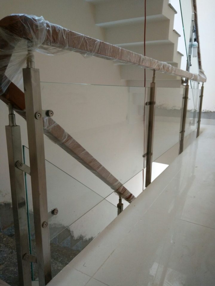 Cầu thang kính sử dụng trụ vuông 38