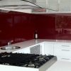 Kính màu ốp bếp màu đỏ ruby