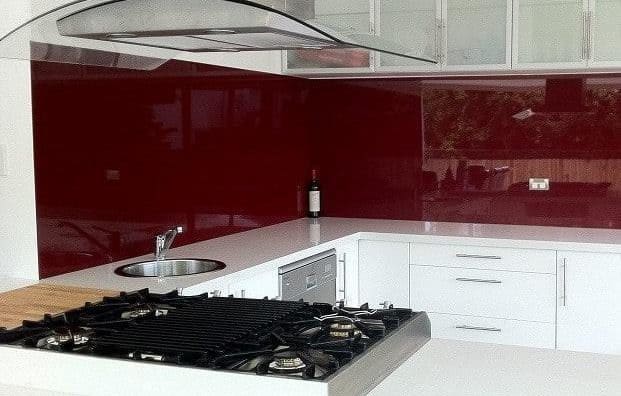 Kính màu ốp bếp màu đỏ ruby