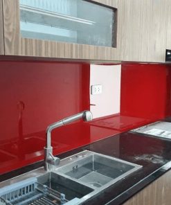 Kính màu ốp bếp màu đỏ ruby