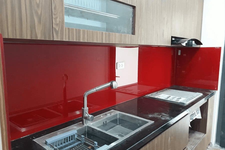 Kính màu ốp bếp màu đỏ ruby