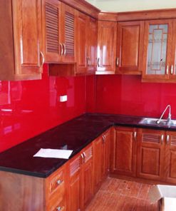 Mẫu kính màu ốp bếp màu đỏ