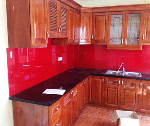 Mẫu kính màu ốp bếp màu đỏ