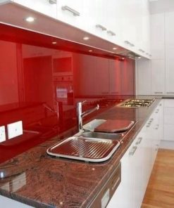 Mẫu kính màu ốp bếp màu đỏ