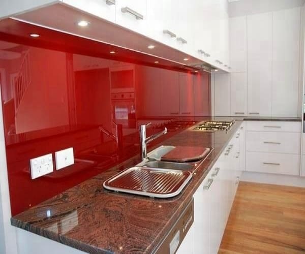 Mẫu kính màu ốp bếp màu đỏ