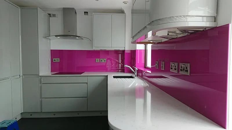 Kính màu ốp bếp màu hồng đậm