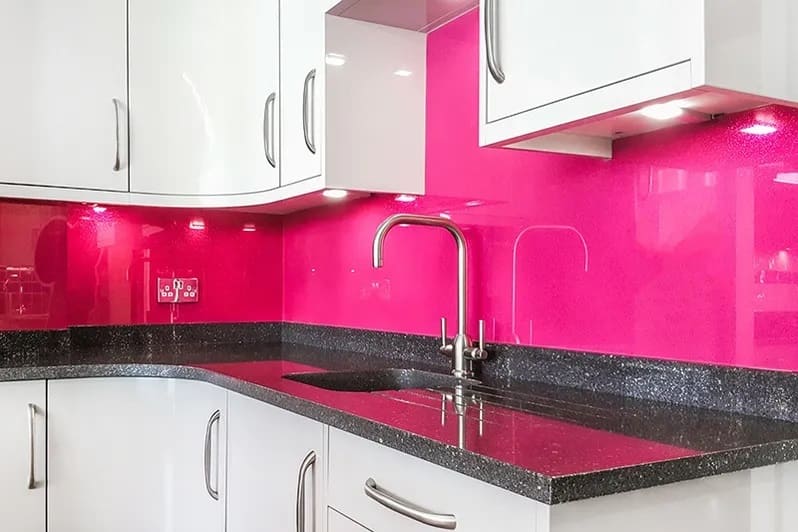 Kính màu ốp bếp màu hồng đậm