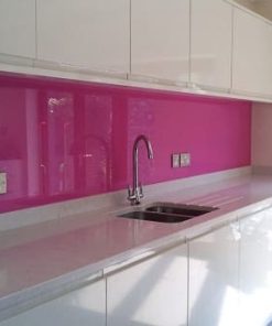 Kính màu ốp bếp màu hồng đậm