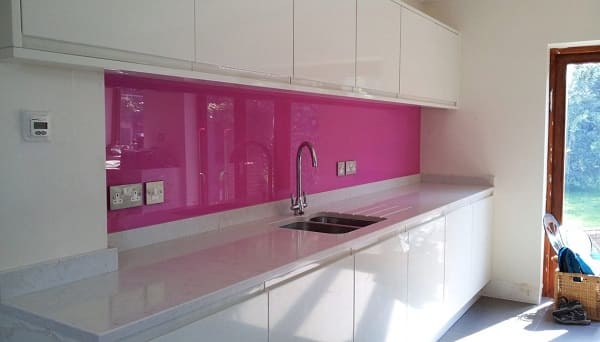 Kính màu ốp bếp màu hồng đậm