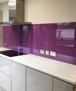 Kính mau ốp bếp màu tím hoa văn