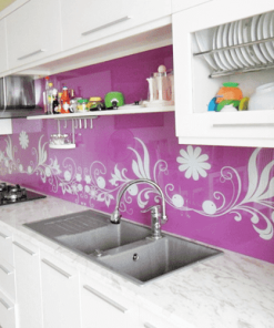 Kính mau ốp bếp màu tím hoa văn