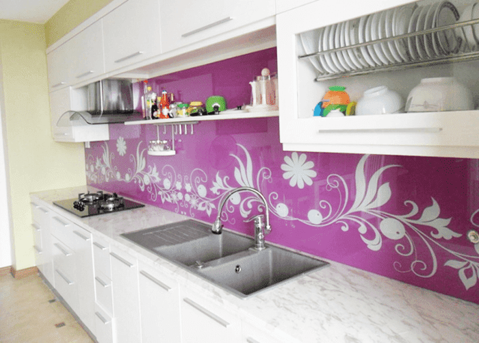 Kính mau ốp bếp màu tím hoa văn