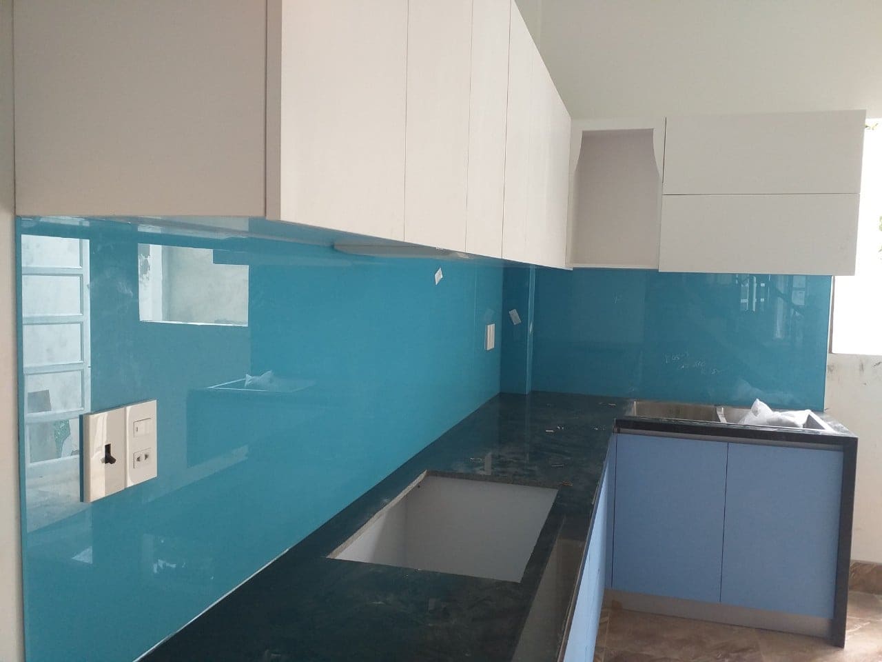 Kính màu ốp bếp màu xanh ngọc