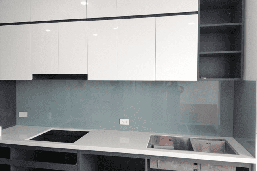 Kính ốp bếp màu xám